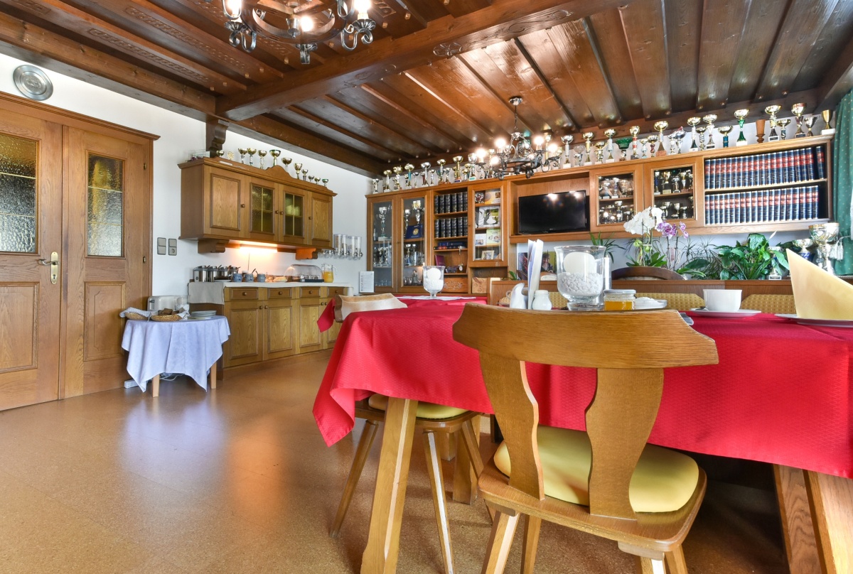 Gästehaus Bischof in Schöder, Frühstücksraum mit Frühstücksbuffet vom Feinsten